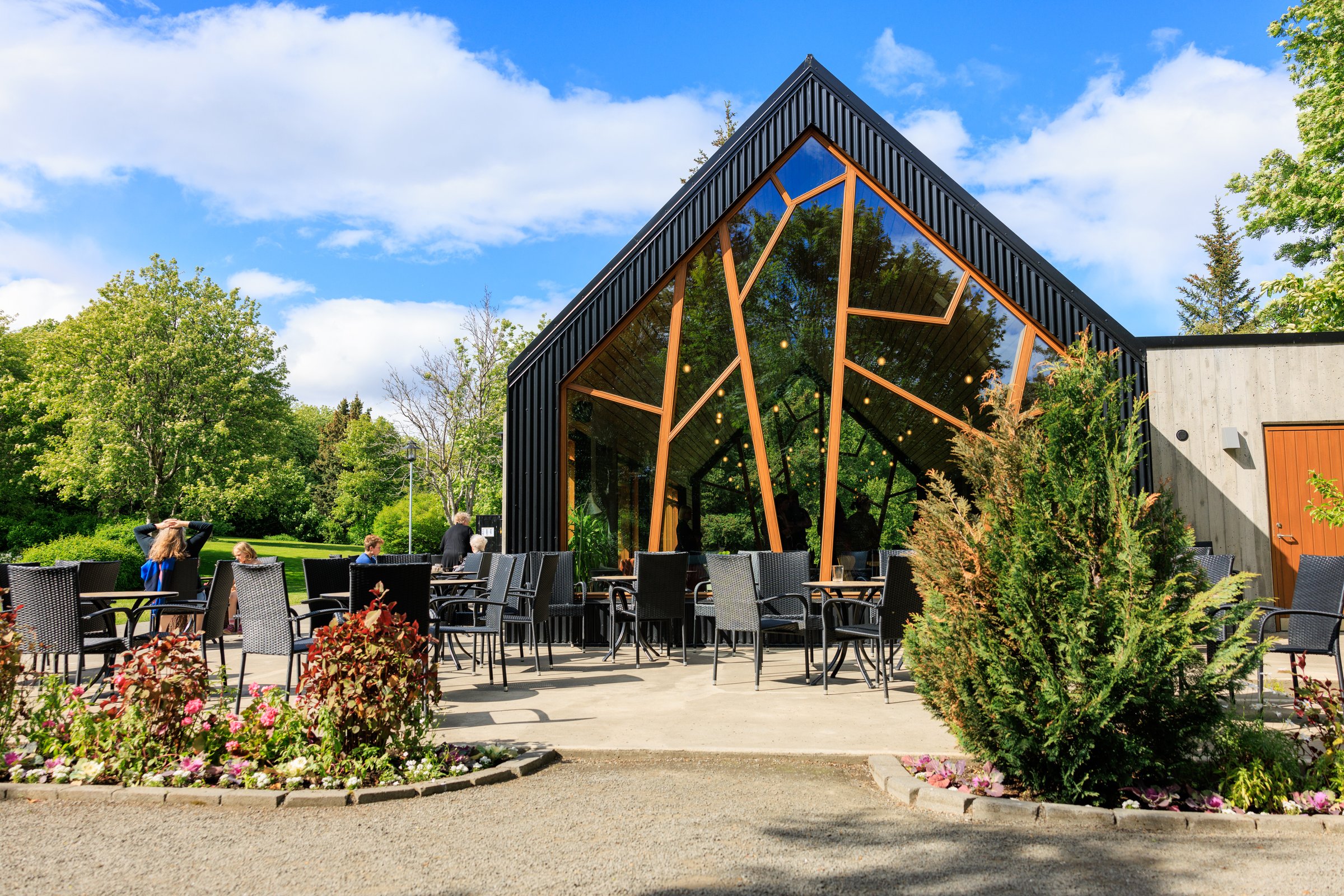 Outdoor tables surround Lyst cafe in the Akureyri Bothanic Garden
