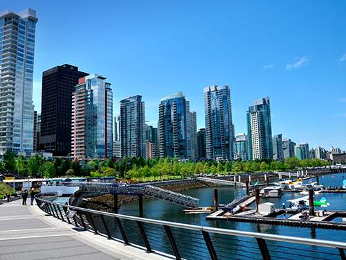 Smábátahöfn í Vancouver, með skýjakljúfa í baksýn.