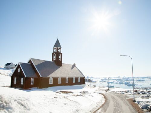 une église groenlandaise recouverte de neige