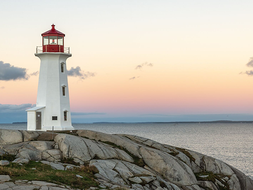 De witte en rode vuurtoren bij Peggy's Cove in Halifax, Nova Scotia  