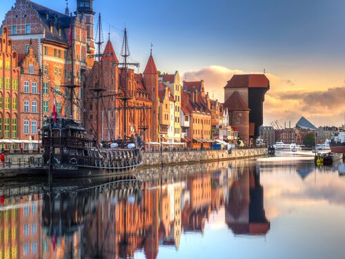 front de mer de Gdansk au coucher du soleil, avec de magnifiques couleurs et lumières