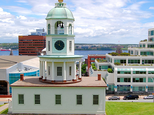 De stadsklok van Halifax gezien vanaf een hoger gelegen plek, met uitzicht over de stad erachter  