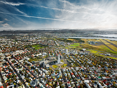 Et kig fra fugleperspektiv over Reykjavik i sommermånederne med Hallgrímskirkja-kirken i midten af billedet 