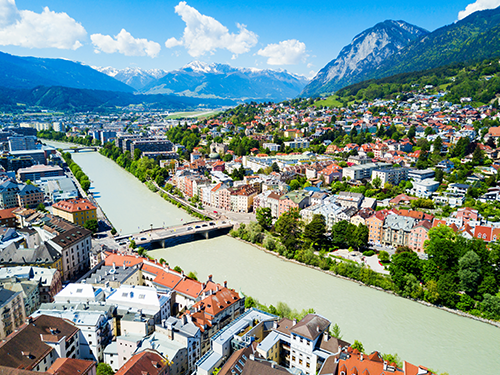 Yfirlitsmynd af Innsbruck í Austurríki á sumardegi.