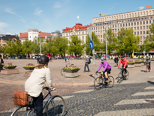 Fólk á hjólum í miðborg Helsinki