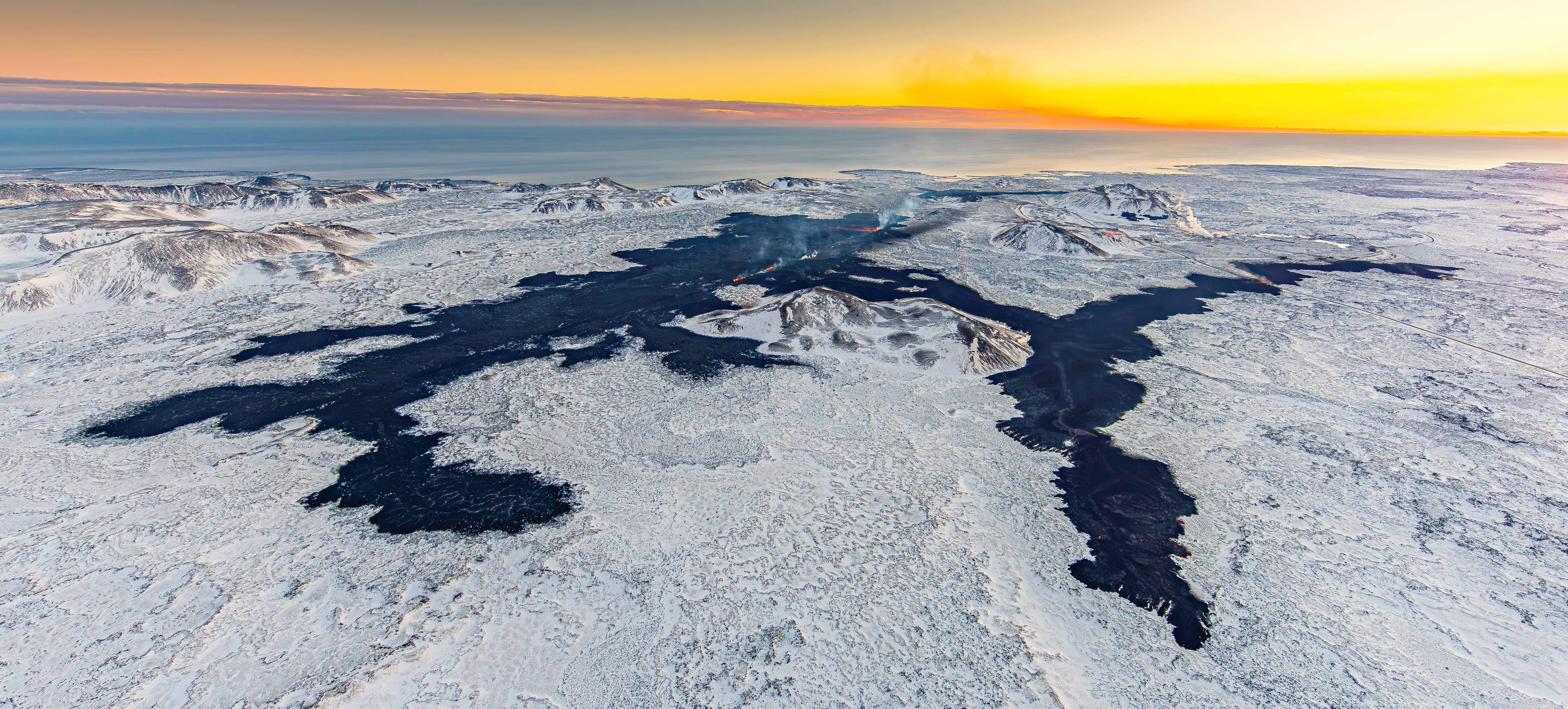 Eruption-Feb8-drone-Arni_Saeberg.jpg