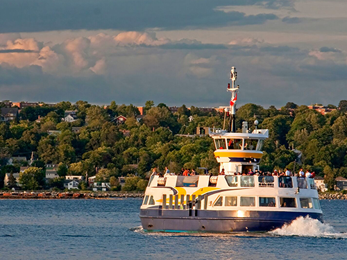 Ferry naviguant pour la liaison entre Halifax et Dartmoth 