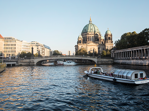 Bátur siglir fram hjá Safnaeyjunni í Berlín