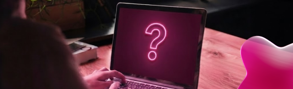 Tela de computador exibindo um ícone de ponto de interrogação em rosa, representando central de ajuda.
