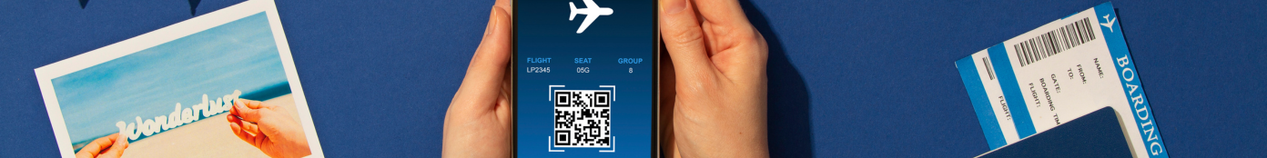 Celular exibindo cartão de embarque, cercado por avião, passagens aéreas e itens de viagem sobre uma superfície azul.