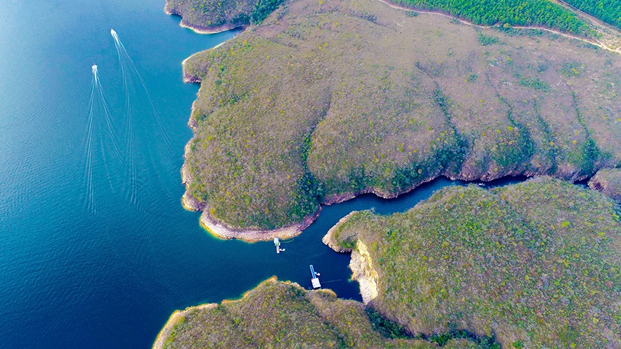 Vista panorâmica do cânion em Capitólio - MG, com rio sinuoso entre paredões de pedra e mata verde. Planeje sua viagem com pontos Livelo.