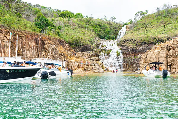 Cachoeira da Lagoa Azul em Capitólio - MG, com cânions, lanchas e água verde-esmeralda. Planeje sua viagem com pontos Livelo.