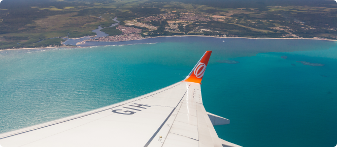 Avião sobrevoando Porto Seguro