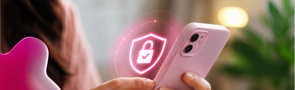 Mão segurando um celular com um ícone de cadeado rosa sobreposto, representando segurança.