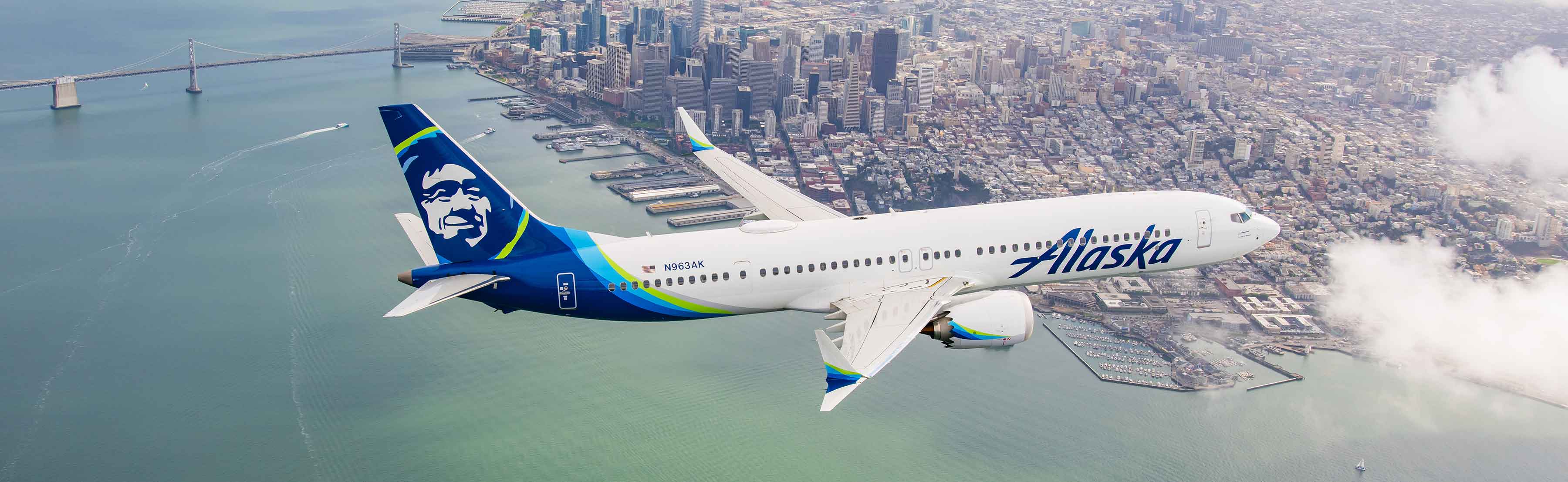 Avión sobrevolando una ciudad