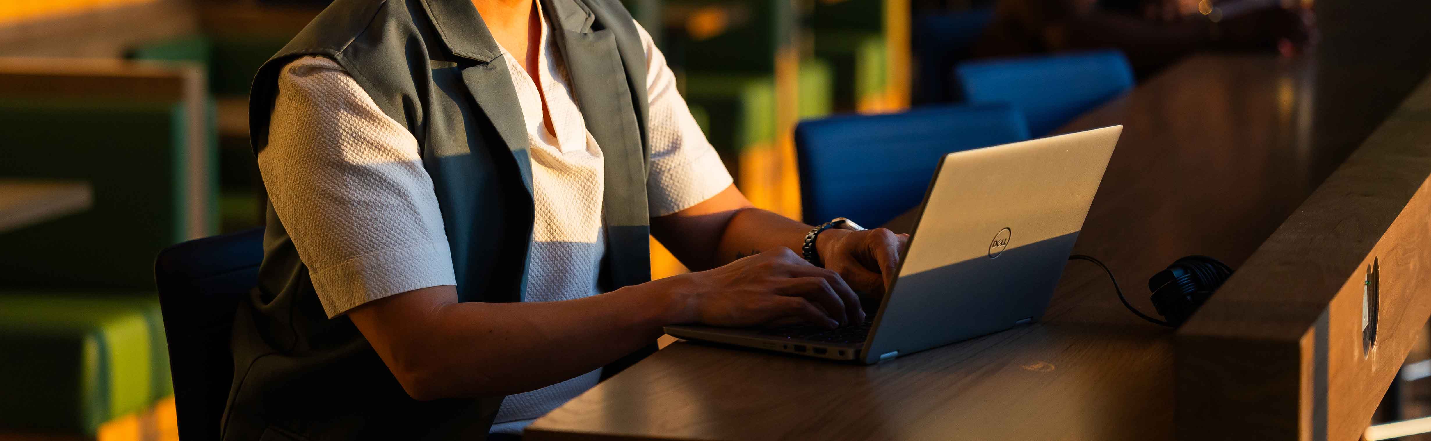 Una persona con una laptop.