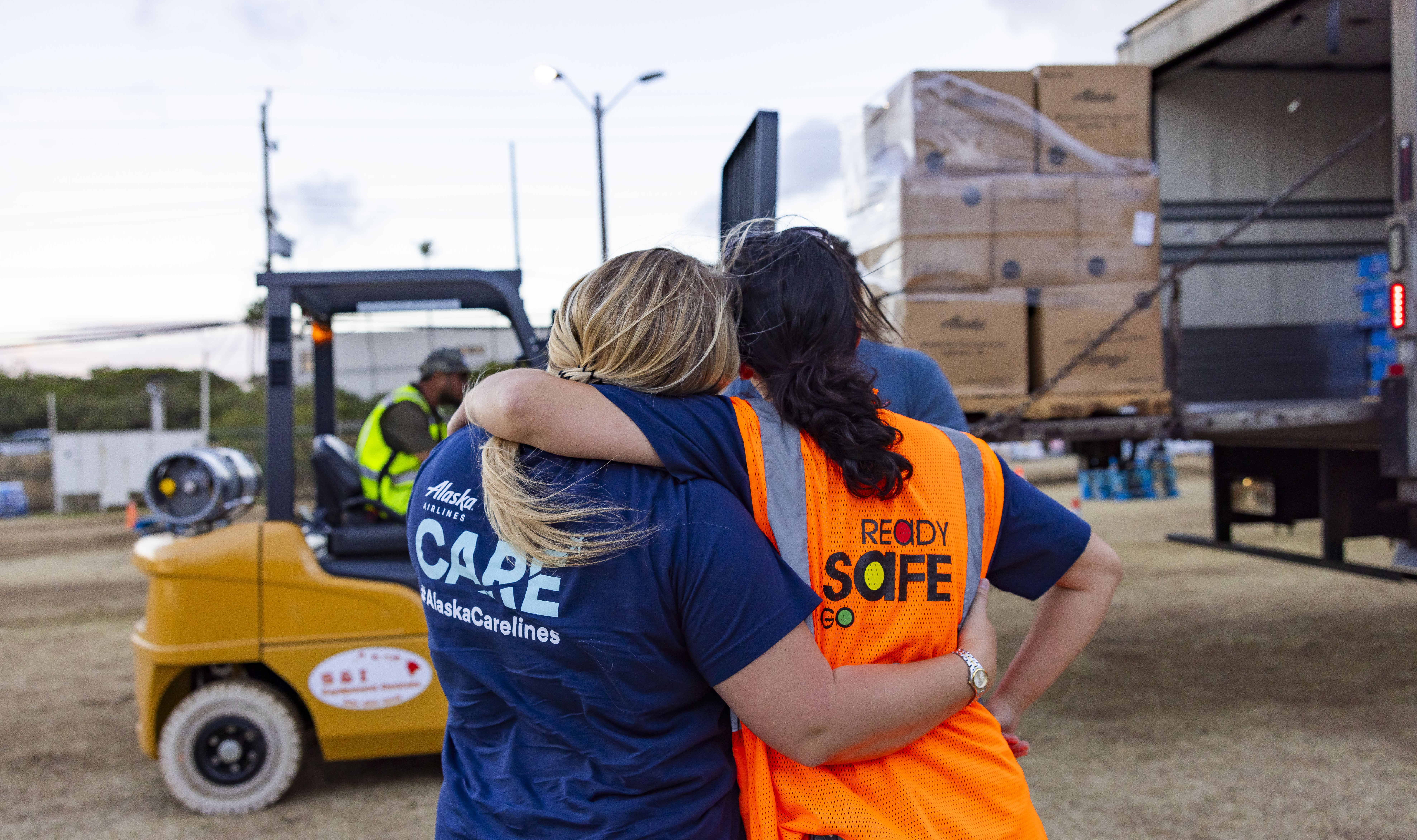 Voluntarias cargando paquetes de CARE en un camión.