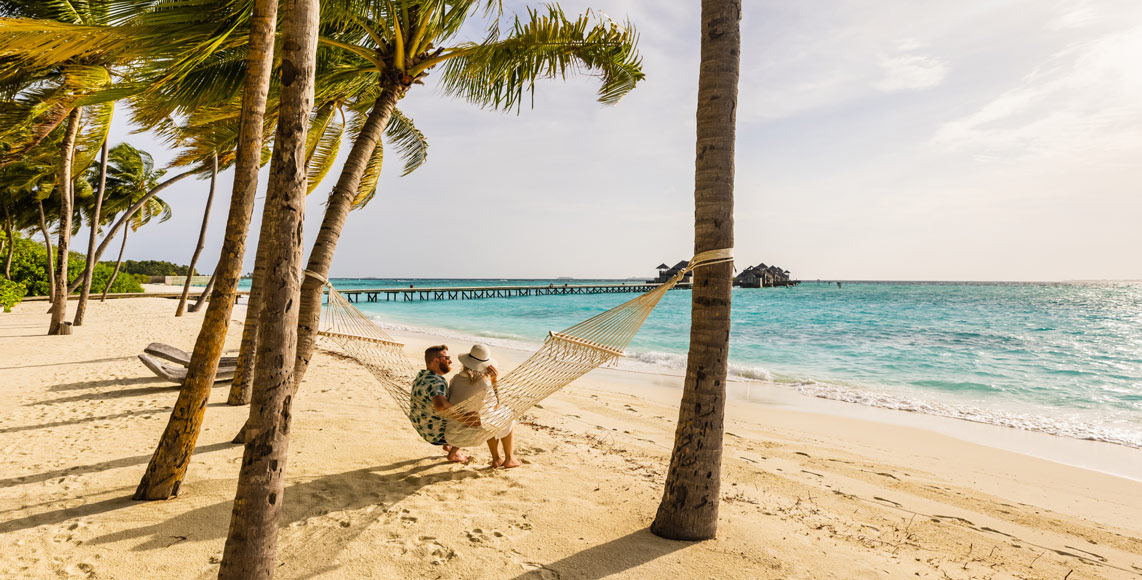 Pareja en una hamaca en la playa