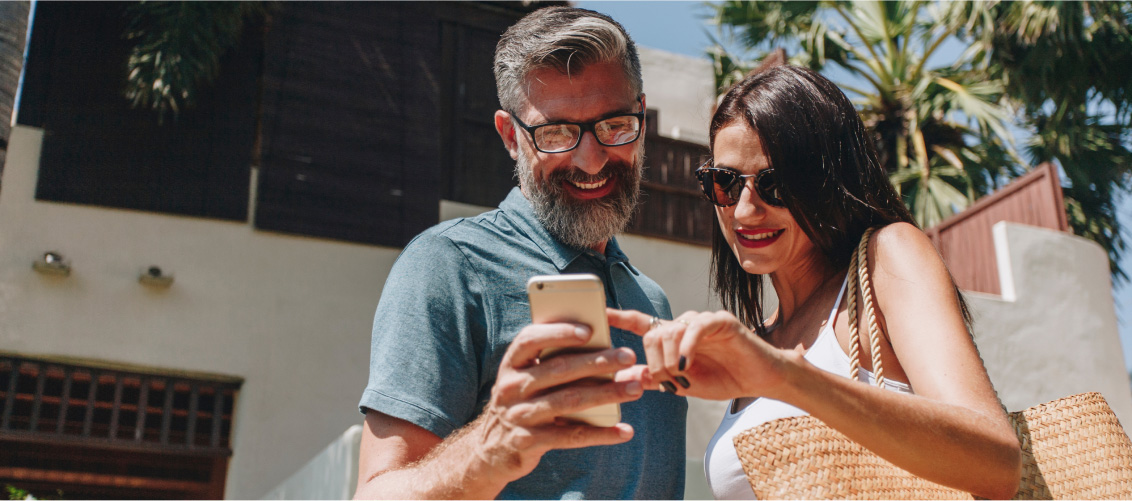 Pareja mirando un teléfono