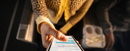 Un pasajero usando WiFi durante un vuelo con la laptop de Alaska Airlines.