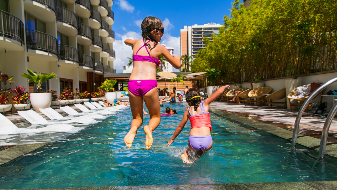 Niños saltando a la piscina