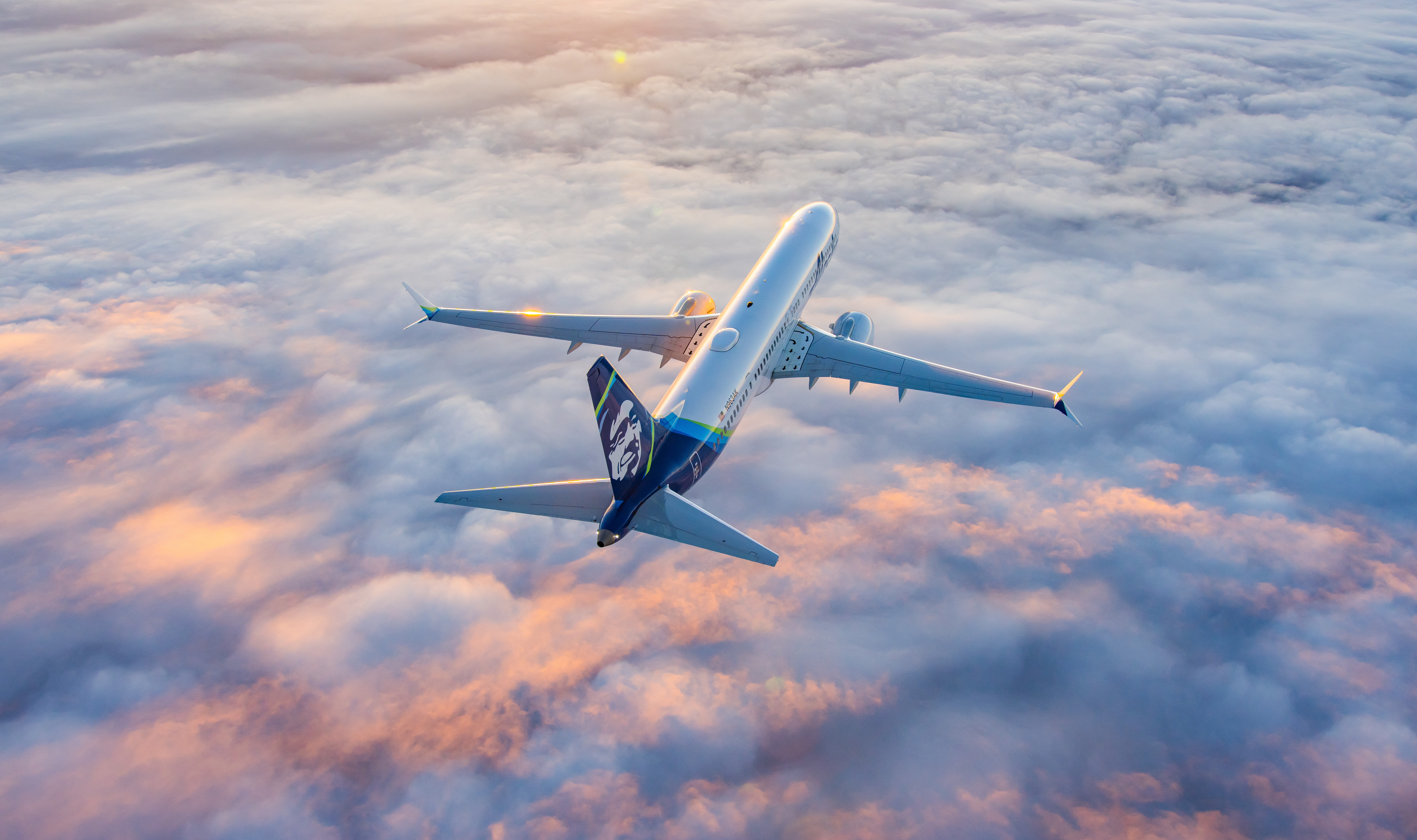 Un avión 737 MAX volando entre las nubes.