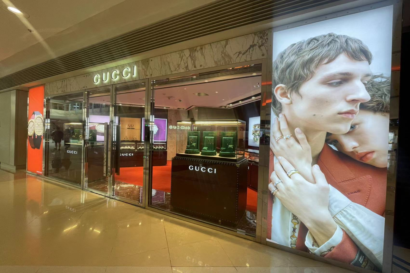 Gucci watch store hotsell