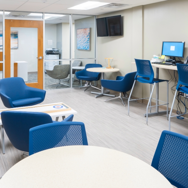 resident lounge at Niles with seating and computers