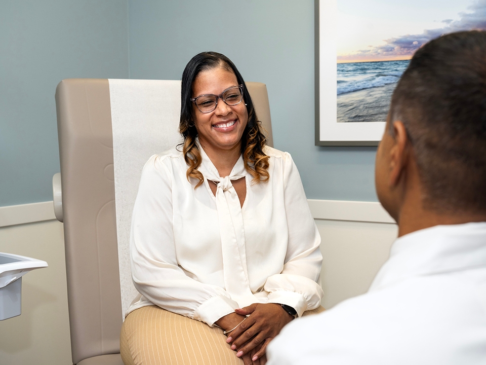 Patient speaking to Rohan Deraniyagala, MD, radiation oncologist at Corewell Health.