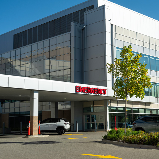 Exterior of Corewell Health Farmington Hills Hospital