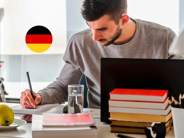 Homem aprende alemão com curso de idiomas