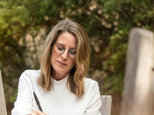 Mulher aprende alemão com curso de idiomas ao vivo.