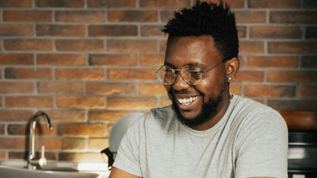 Homem se prepara para fazer o TOEIC pelo computador.