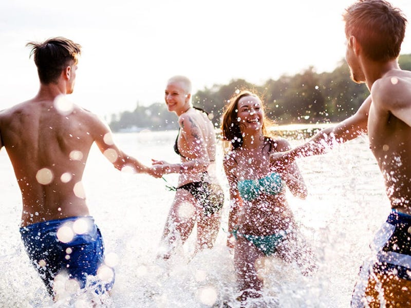 Jovens se divertem na praia