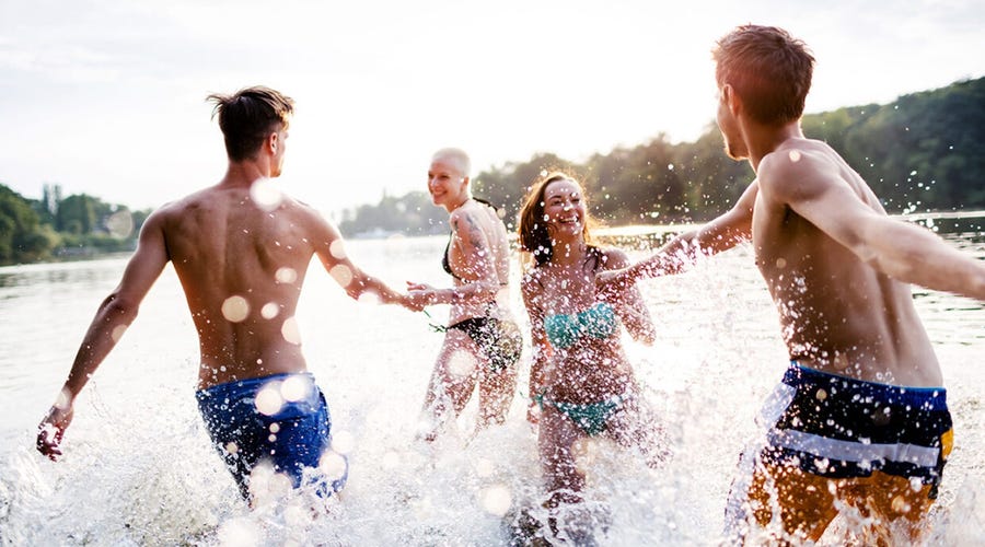 Jovens se divertem na praia