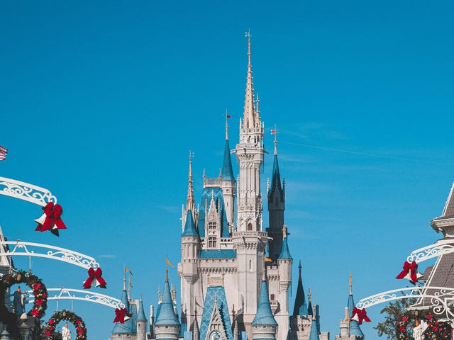 Imagem do castelo da Disney durante o dia em Orlando, nos Estados Unidos.