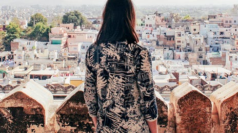 Jovem estudante explorando as ruínas de Malta durante o intercâmbio.