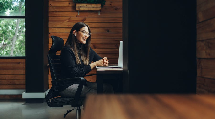 Menina criando seu perfil no LinkedIn em inglês