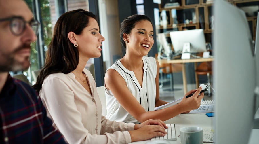 Funcionárias usam inteligência artificial nas empresas