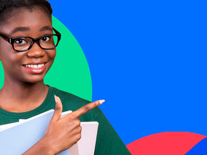 Mulher jovem estudando o "verb to be" em inglês empolgada.