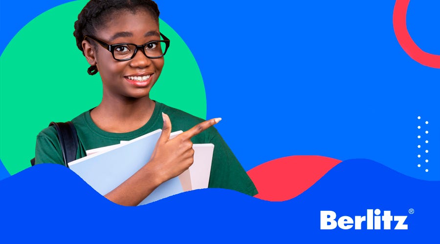 Mulher jovem estudando o "verb to be" em inglês empolgada.