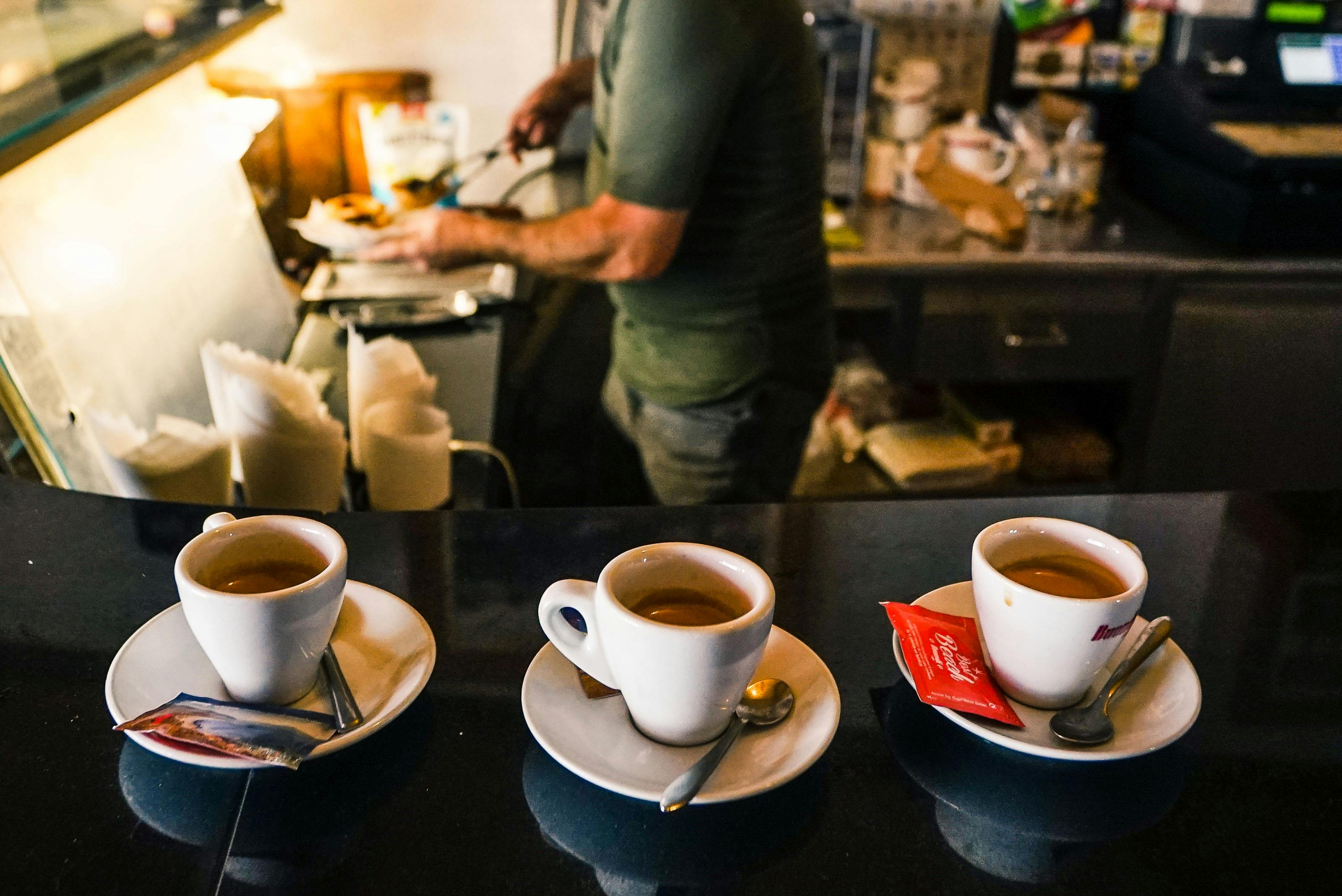 Após aprender como pedir um café em italiano, homem viaja e sempre pede três xícaras ao garçom.