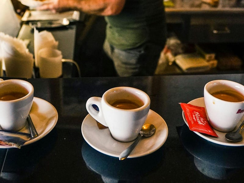 Após aprender como pedir um café em italiano, homem viaja e sempre pede três xícaras ao garçom.