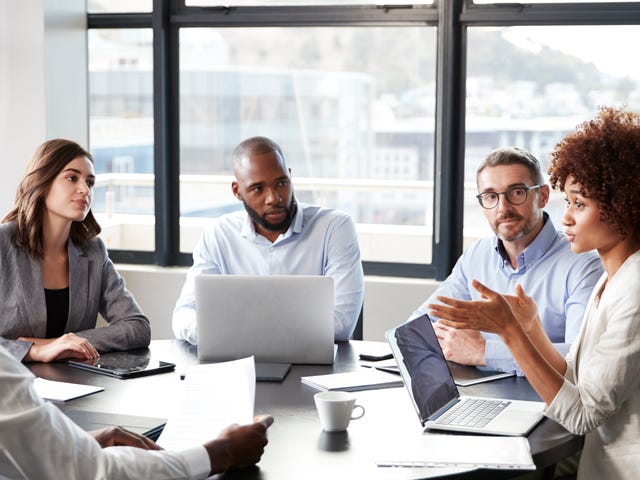 Pessoas participam de reunião sobre as vantagens do desenvolvimento organizacional