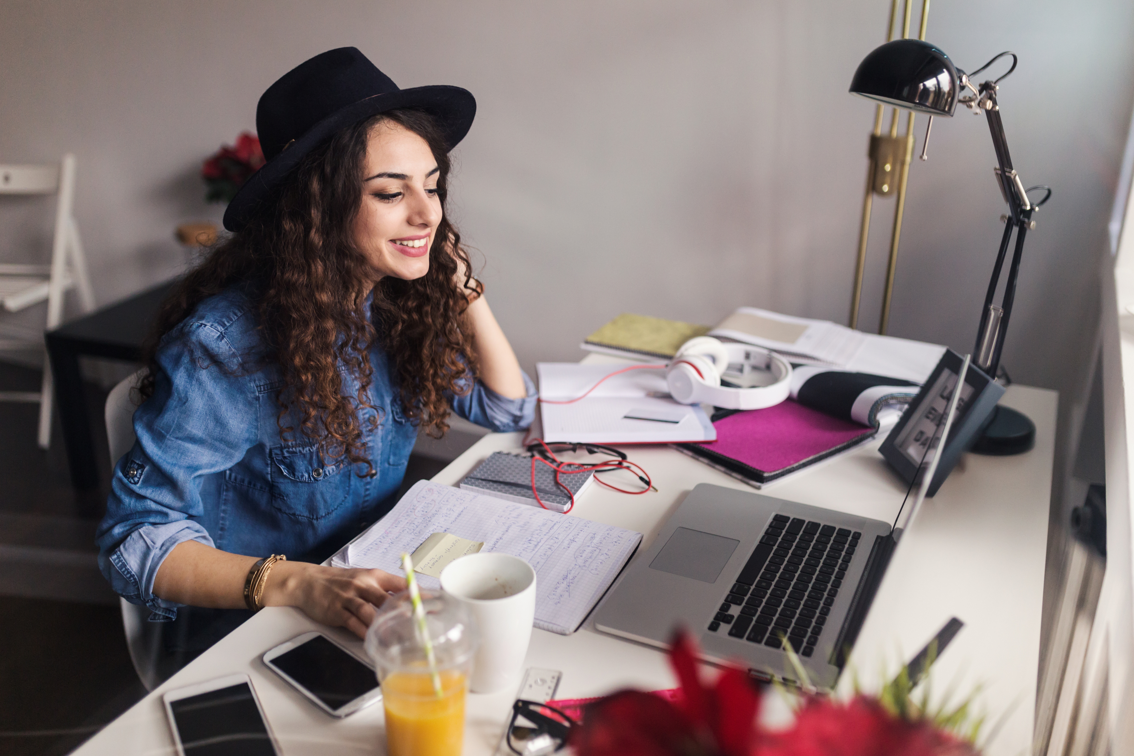Mulher aprende francês em São Paulo com a ajuda do Berlitz