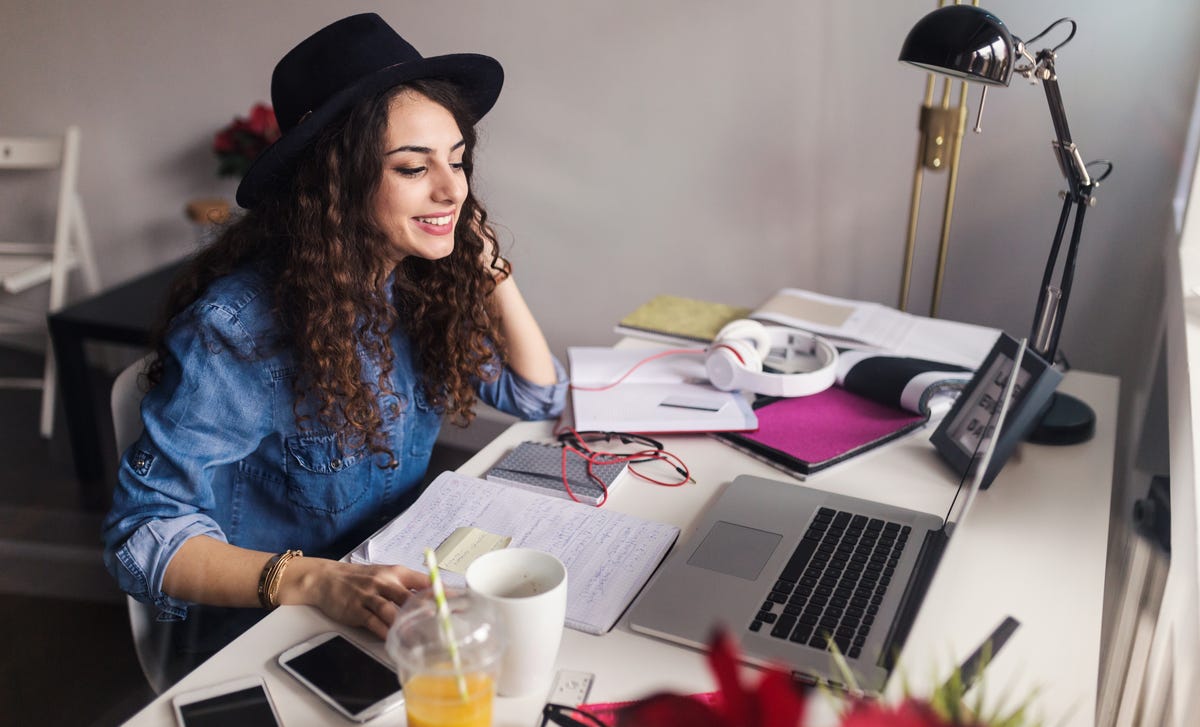 Mulher aprende francês em São Paulo com a ajuda do Berlitz