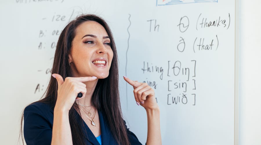 Professora nativa de inglês ensinando como pronunciar seus alunos