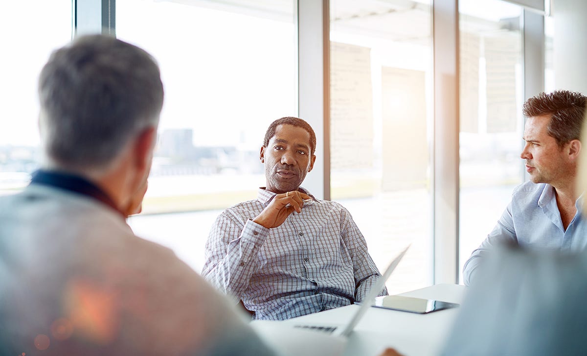 Homem estuda sobre as opções de cursos de inglês para empresas