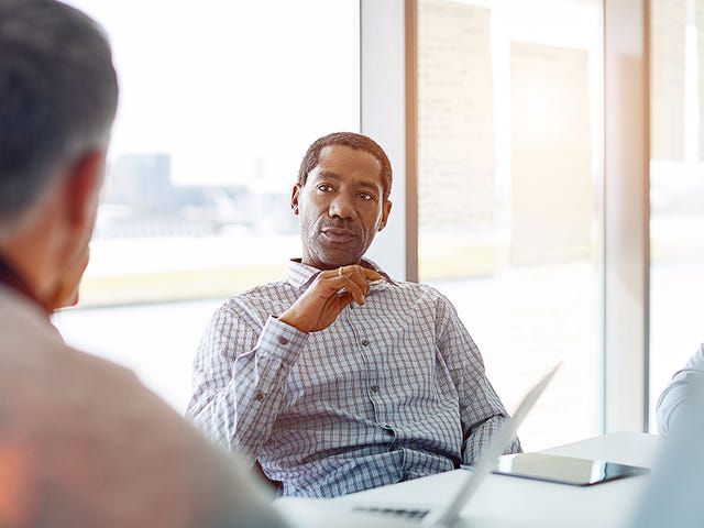 Homem estuda sobre as opções de cursos de inglês para empresas