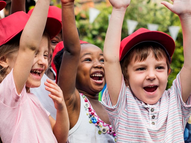 Crianças se divertem em colônia de férias